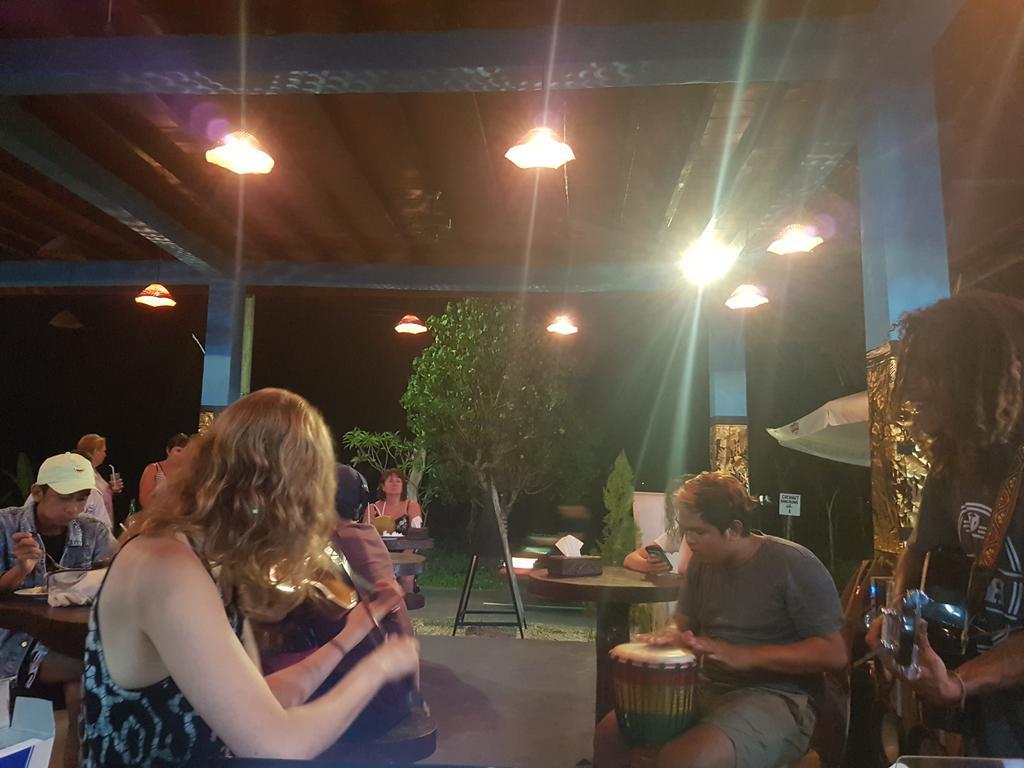 Full Moon Hostel Nusa Penida Dış mekan fotoğraf