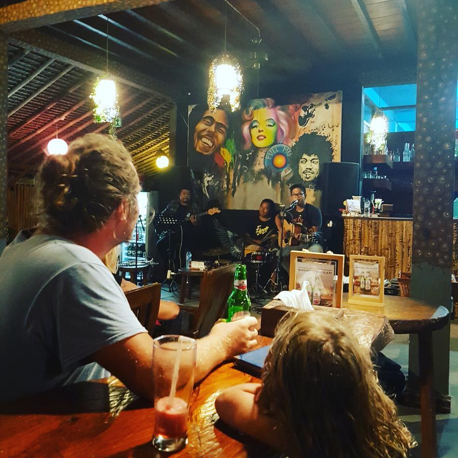 Full Moon Hostel Nusa Penida Dış mekan fotoğraf